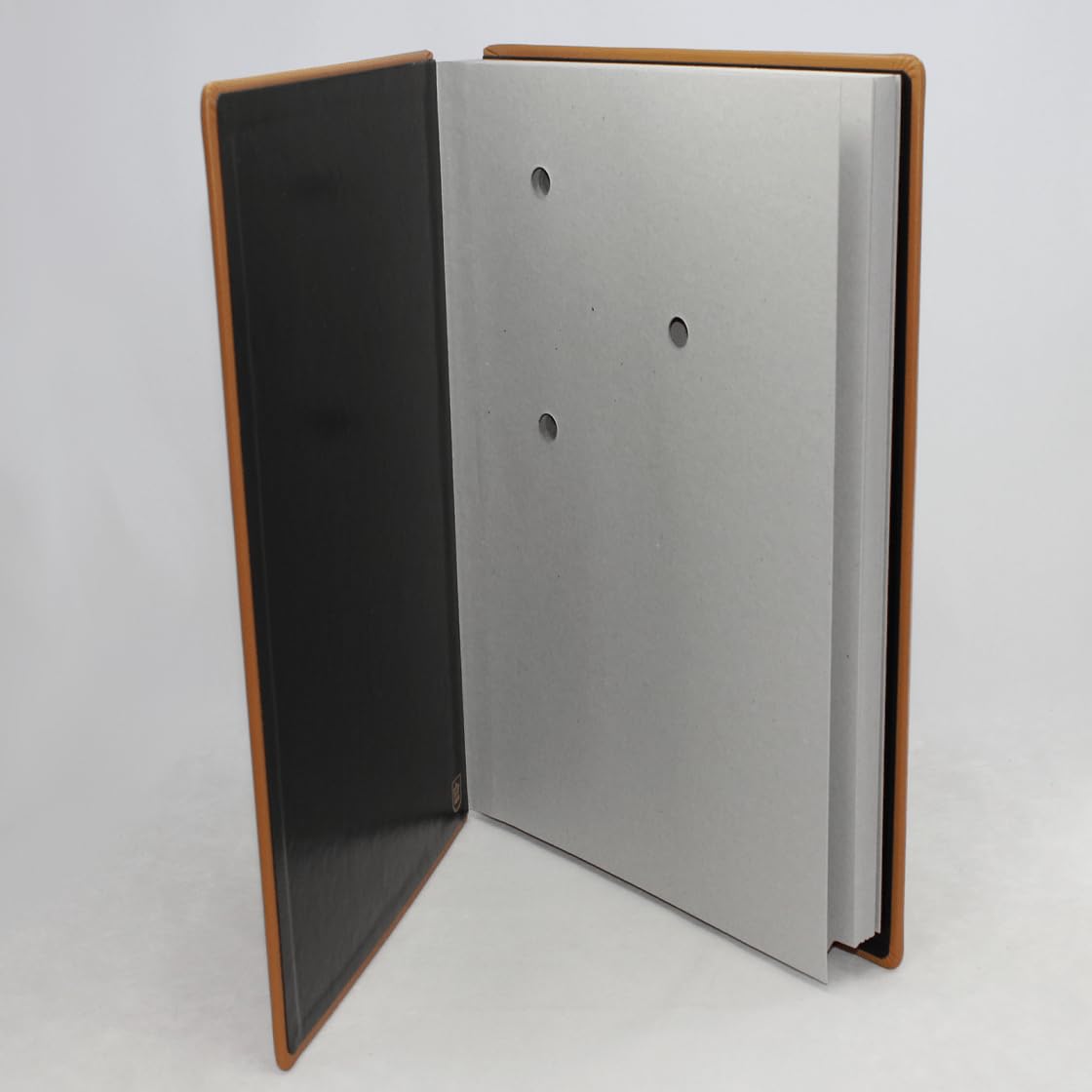 Unterschriftenmappe aus glattem Vollrindleder in Cognac, Softcover, dehnbarer Rücken, 20 Register-Trennblätter aus stabiler grauer Kartonage, Aufnahme von DIN A4, Prägungen auf Anfrage