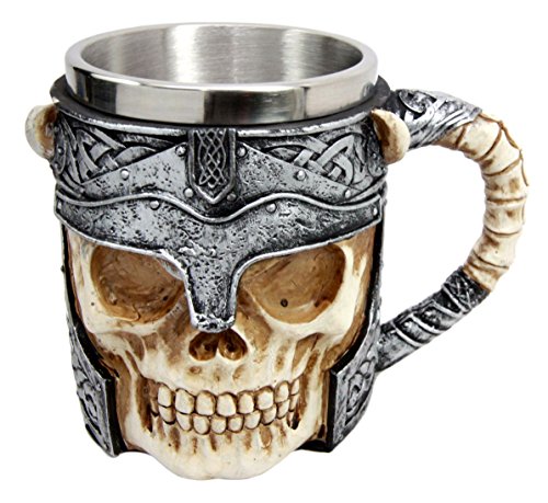 Jarra de cerveza esculpida con casco de guerrero y calaveras premium 3