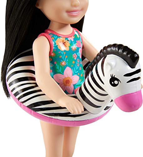Barbie GRT83 - Barbie und Chelsea „Der verrückte Geburtstag“ Spielset mit Chelsea-Puppe (brünett, ca. 15 cm), Dschungeltier, Schwimmreifen und Zubehör, für Kinder von 3 bis 7 Jahren – Bild 4