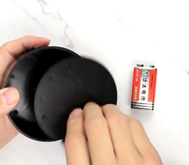 Toupie Gyroscope Magnétique à Mouvement Perpétuel - Jouet Décoratif Pour Bureau - Fonctionne Sur Pile 9V