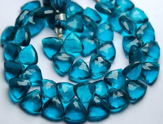 Quartz bleu paon briolettes trillion 12mm taillées de haute précision pour joaillerie