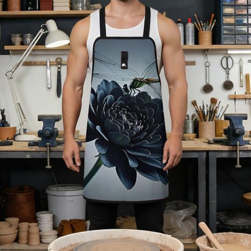 Delantal negro con flores y libélulas para taller miniatura 4