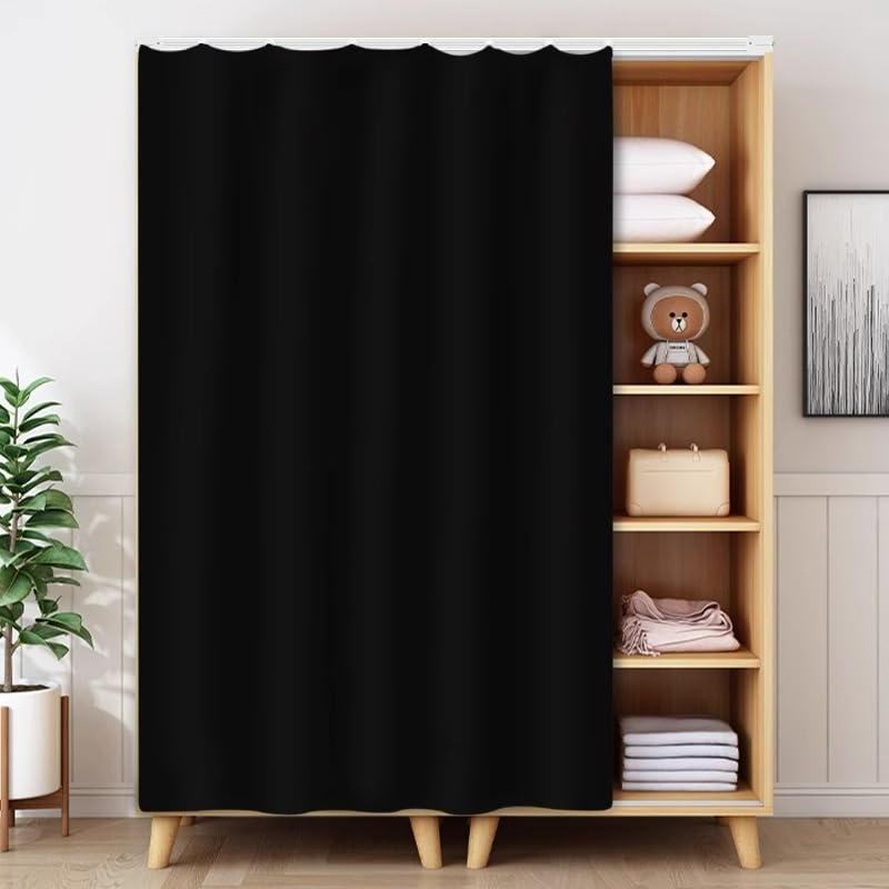 Rideaux d'étagères autocollants noirs dans la cuisine pour harmoniser votre décoration