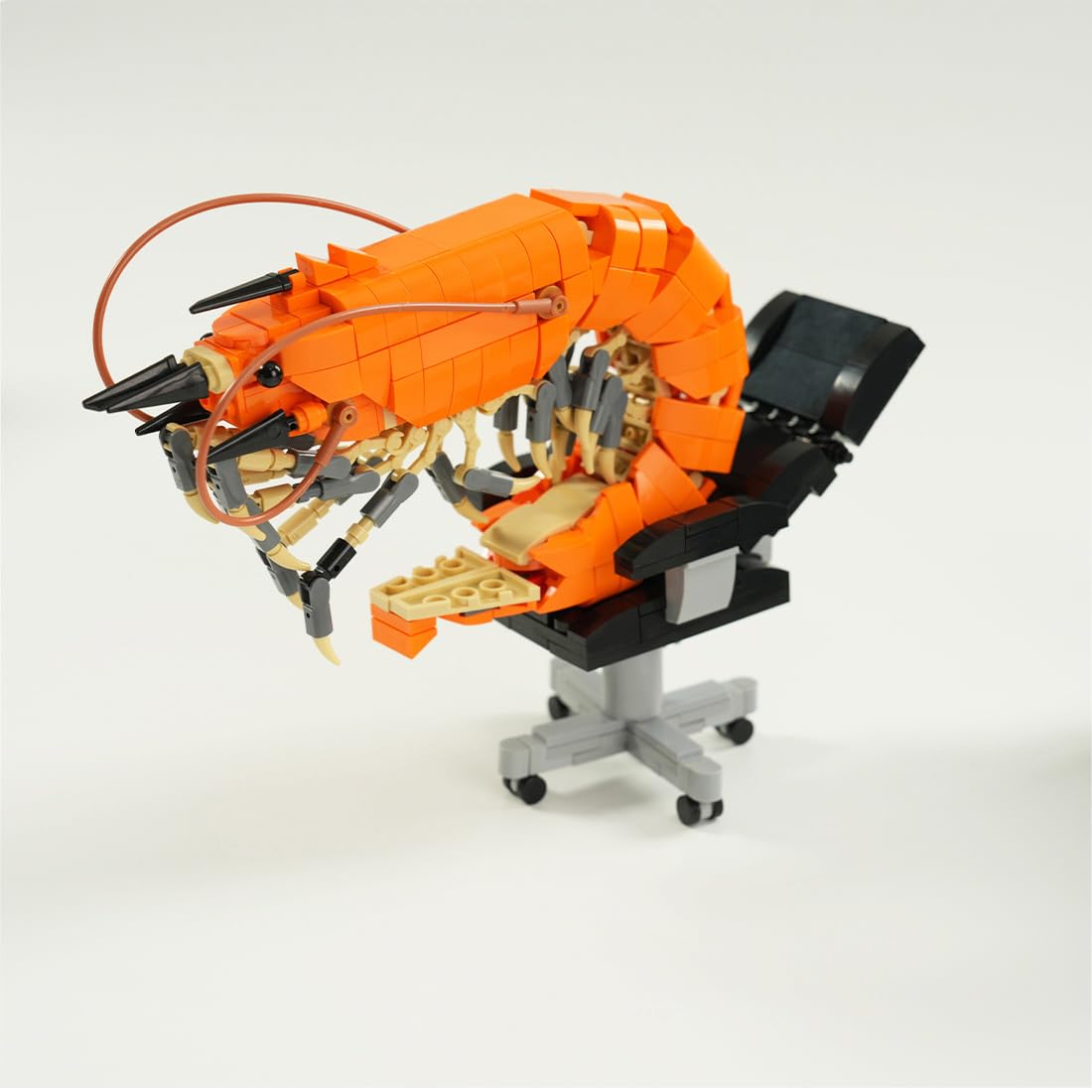 Working Shrimp Man Klemmbausteine, Arbeitender Garnelenmann Bausteine Set, 675 Teile Klemmbausteine Garnelen Modellbausatz mit Computer/Bürobedarf, Wohnkultur Geschenk