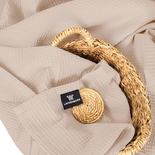 LAYNENBURG Premium Tagesdecke 180 x 220 cm - Waffelpique 100% Baumwolle - leichte Wohndecke Waffeloptik - Baumwolldecke als Bett-Überwurf, Sofa-Überwurf, Couch-Überwurf - Sofa-Decke (beige)
