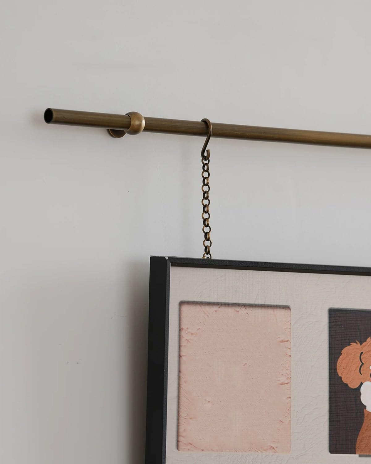 Rail de suspension pour tableaux bronze dans le salon pour suspendre vos cadres sans percer