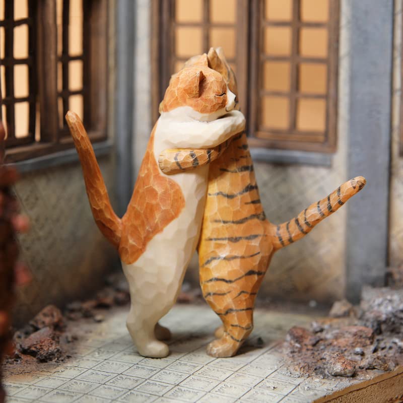 Estatua de gato abrazando con textura de madera miniatura 4