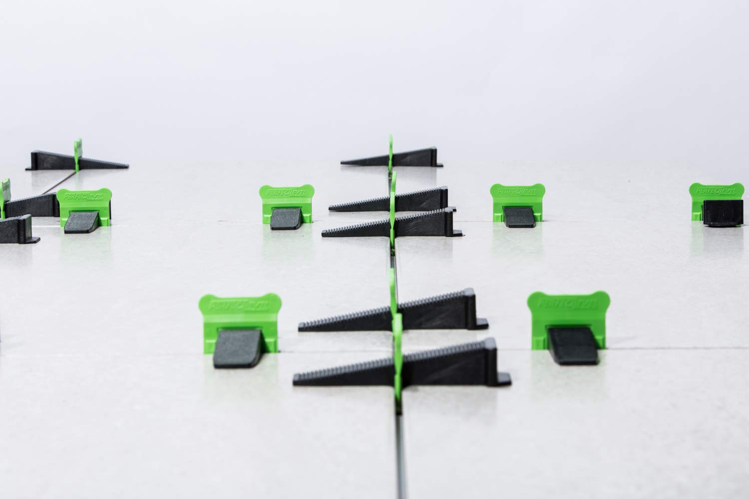 Kit de Nivellement Carrelage 3mm (500 Clips + 200 Coins (cales) + 1 Pince Polyamide) | Croisillon Autonivelant Professionnel | Pose Parfaite pour Sol et Mur