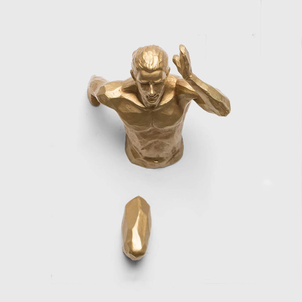 Figurine nue à suspendre dorée pour briser la monotonie d'un mur blanc