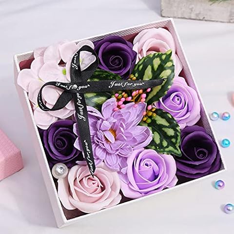 Jabón baño perfumado floral con pétalos de flores de rosas Cover