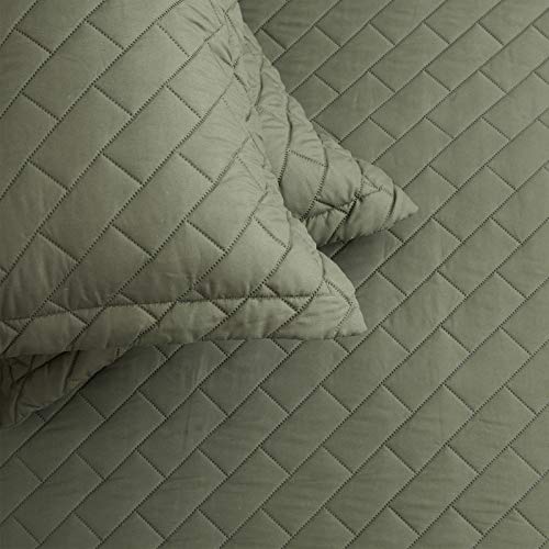SunStyle Home Quilt Set King Size Olive Green 3 Piece, Ultra Soft Lightweight Luxurious Microfiber Coverlet Modern Style Rectangle Pattern Bedspread Set (Includes 1 Quilt, 2 Pillow Shams)