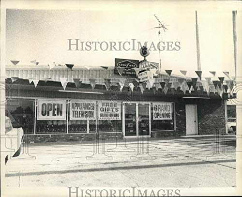 La mejor comparación de Tienda de electrodomésticos que puedes comprar esta semana. 15 Historic Images 1971 - Foto de prensa exterior de la tienda de neumáticos y electrodomésticos en Westbank Expressway