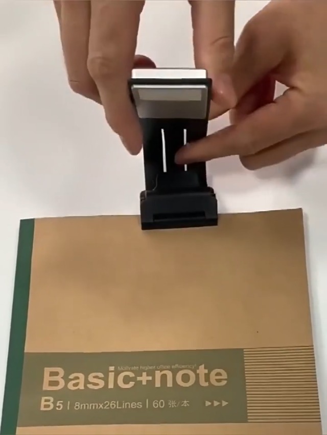 Lampada Da Lettura LED Con Clip, Ricaricabile USB: 4 Livelli Luminosità, 6000K, Batteria 150mAh, Con Valore Sociale