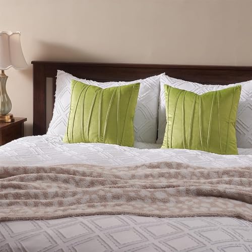 Image of Amazon Brand - Umi Decorative Striped Throw Pillow Covers 16 X 16 Inch,Soft Solid Velvet Pillow Covers Cushion Case with Zigzag Pattern for Sofa Bedroom 40 X 40 Cm (Pack of 2) Green