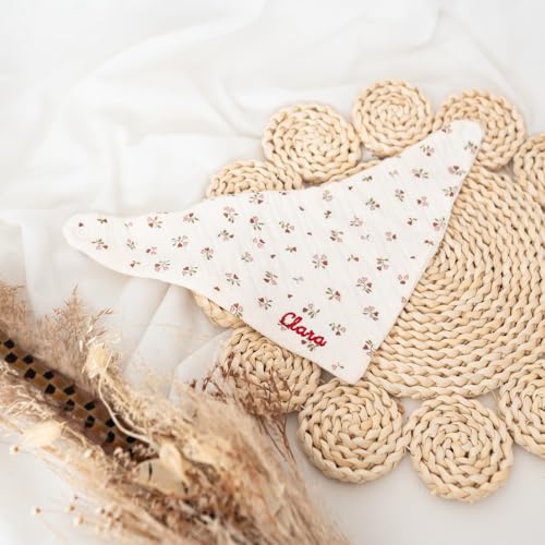 wunderwunsch Baby Halstuch, Babygeschenk, Geschenk zur Geburt, Dreieckstuch Kinder, Taufgeschenk personalisiert mit deinem Wunschnamen in 8 süßen Designs (Herz Blumen)