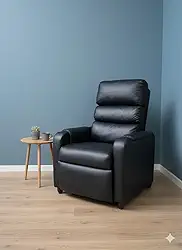 Poltrona Do Papai Retrátil Modelo Madri Estofada Em Couro e Braços Acolchoados