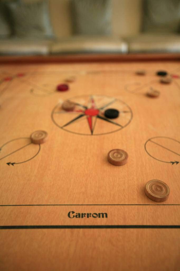 Ubergames Carrom Board Set ufficiale da 7 kg – Legno duro ecologico – Kit completo con dischi ufficiali (Carrom con tavoli e borsa) – India originale per 2-4 giocatori a partire da 8 anni