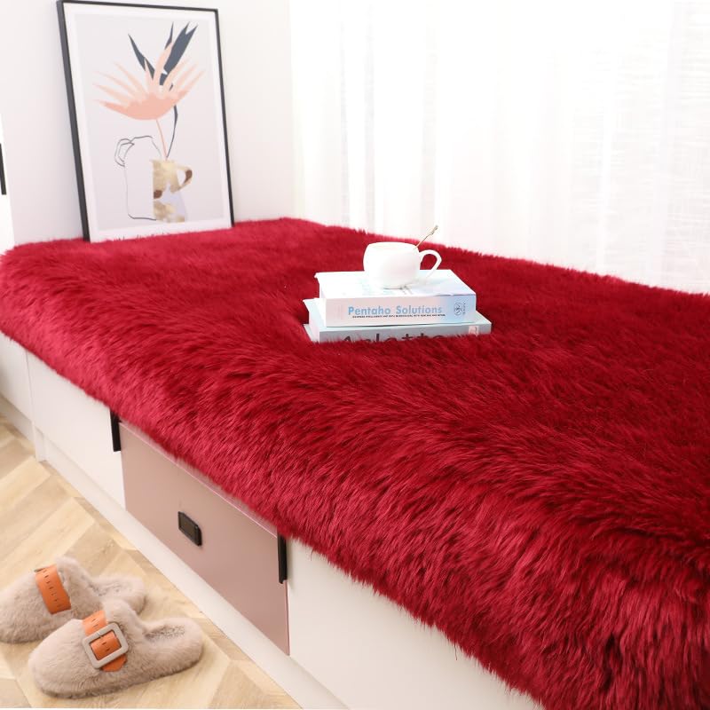 Tapis en peluche bordeaux pour transformer l ambiance du salon