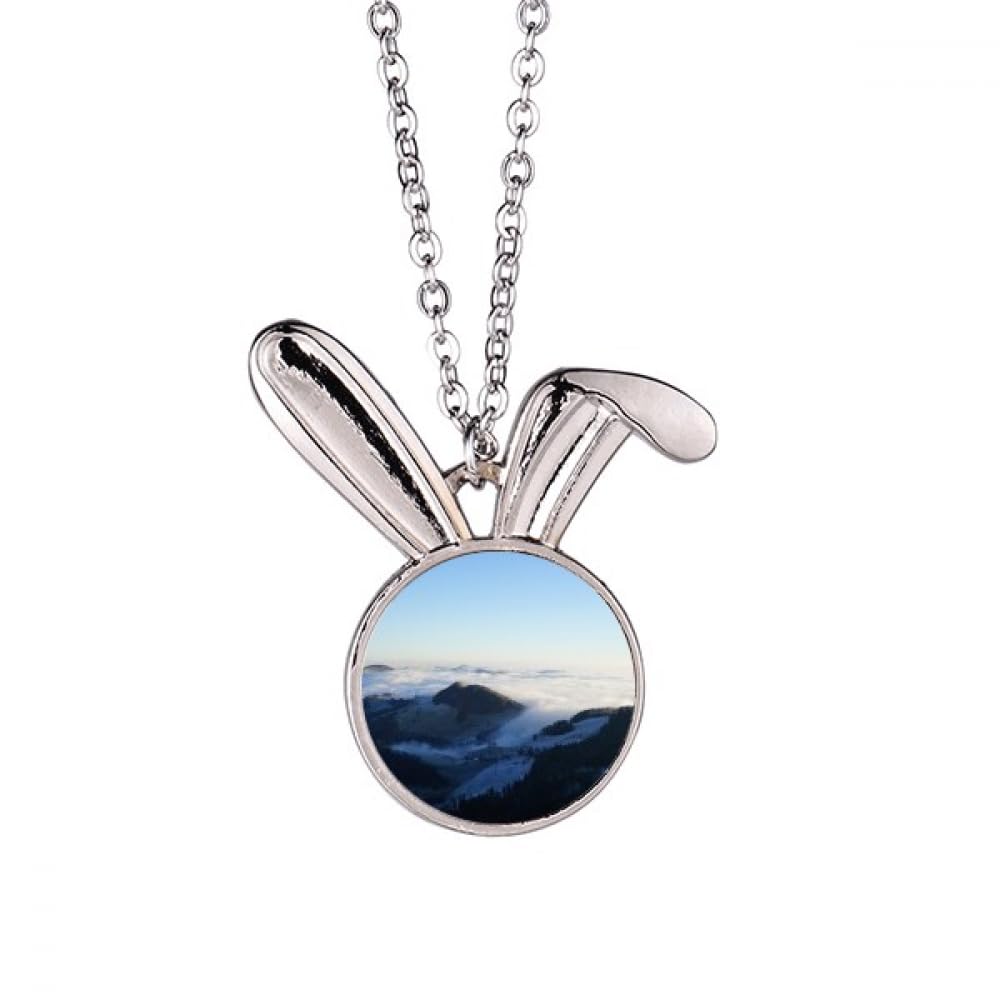 Lapin collier pendentif avec nuages de montagne et brouillard style nature