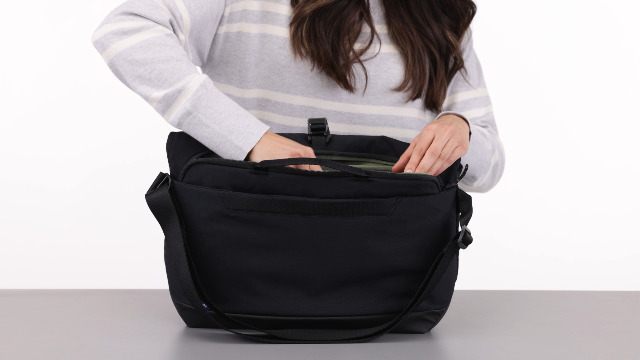 Amazon.com: Thule Paramount 14L Crossbody Bag - Crossbody Bag for