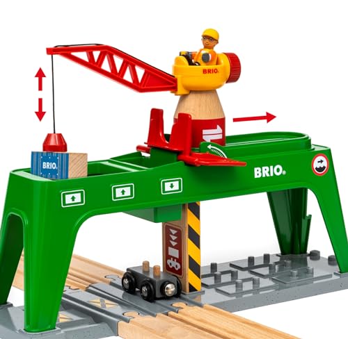 BRIO World 33996 Bahn Verlade Terminal - Mit beweglichem Kran zum Umladen von Gütern auf die Schiene, Straße und das Schiff - Empfohlen für Kinder ab 3 Jahren