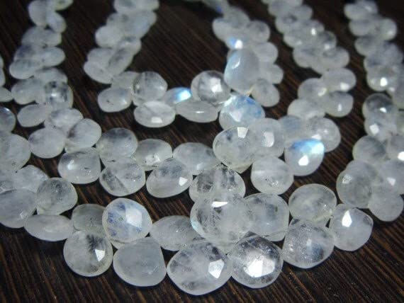 Pierre de lune arc-en-ciel en perles cœur facetté pour sublimer vos ateliers de joaillerie créative