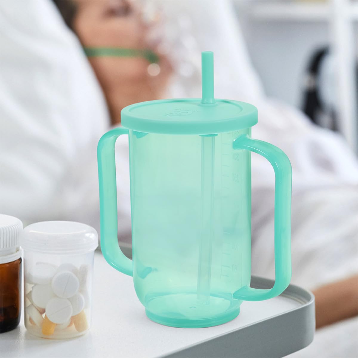 2 Stück pack Trinkbecher für Senioren aus Bruchfestem Kunststoff Auslaufsicher mit Deckel und Strohhalm Ergonomische Griffe für Flüssignahrung und Patientenpflege