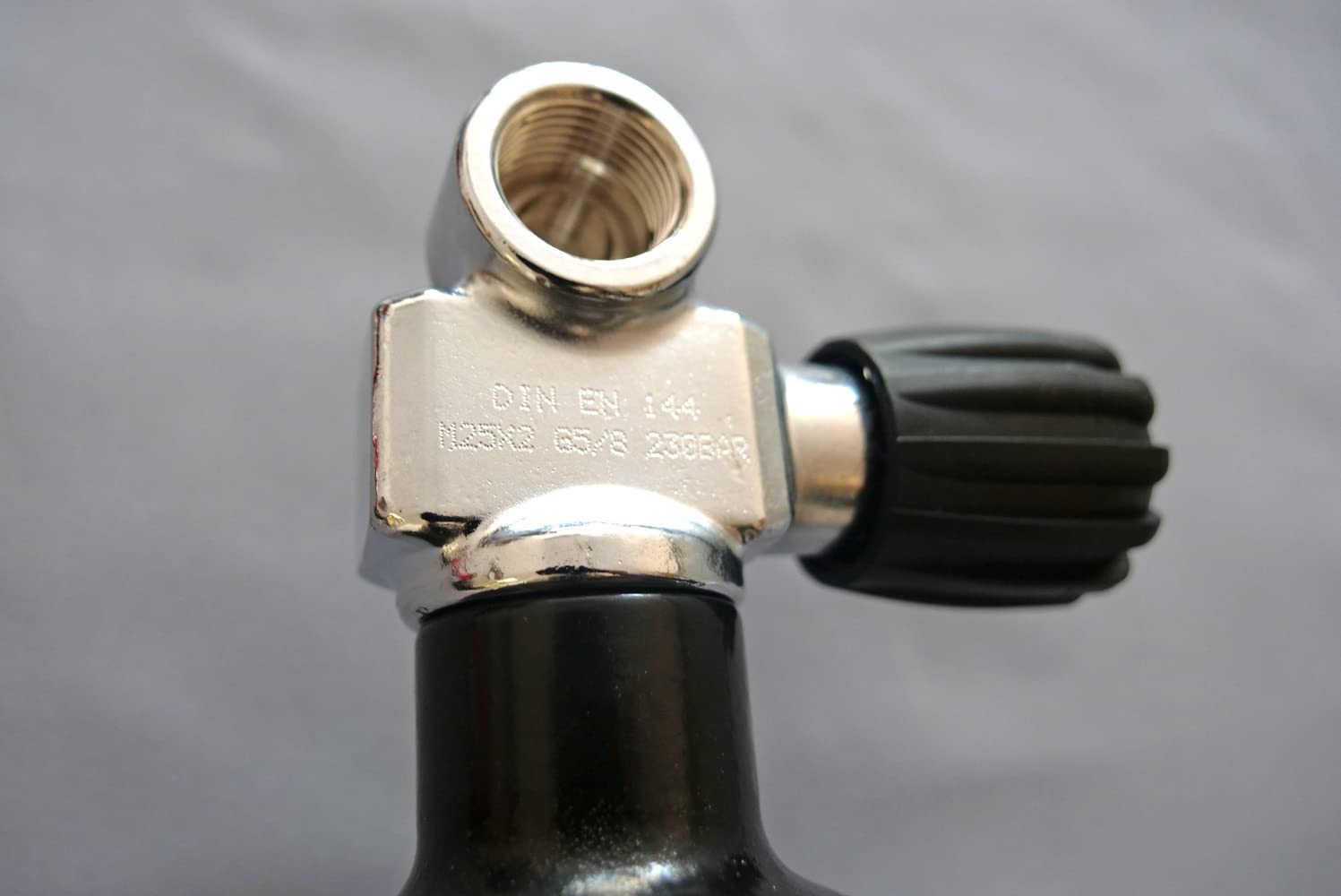 Botella de buceo de 5 litros, 200 bar, con válvula y soporte, color negro