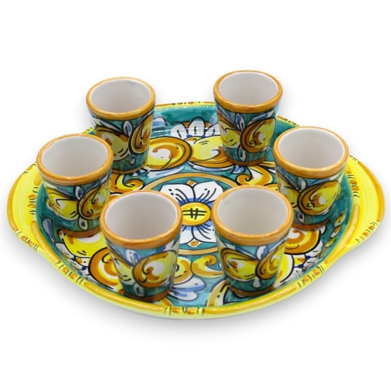  SICILIA BEDDA CAPACI Servizio Limoncello per 6 Persone in Ceramica Caltagirone, L 26 x 23 cm ca. Vassoio Rotondo MD3