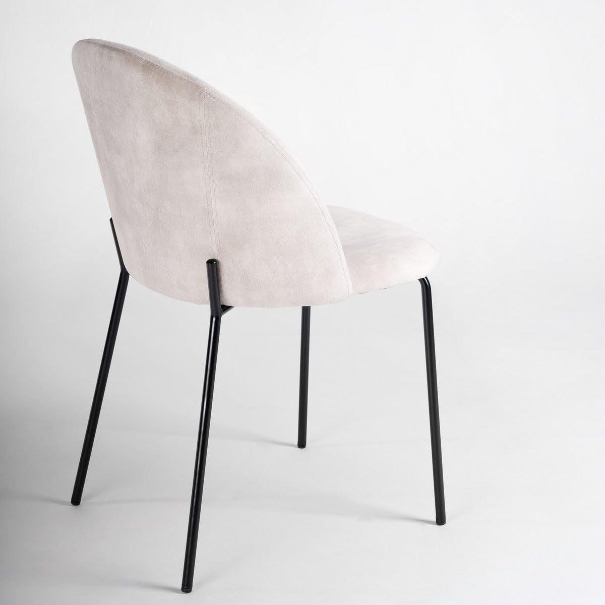 LOLAhome Pack de 4 sillas Gina Ovalo de Terciopelo Beige con Patas Negras | Diseño ergonómico y elegante. Incluye patas niveladoras. Para uso doméstico y hostelería