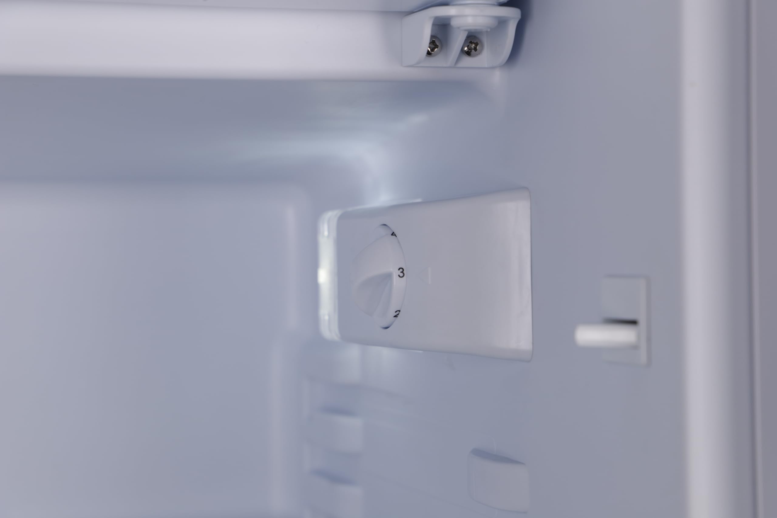 Respekta Frigorifero da incasso con vano congelatore a 3 stelle/altezza 82 cm/capacità utile 81L / cerniera porta intercambiabile/protezione termica integrata/piedini regolabili / KSU50-11
