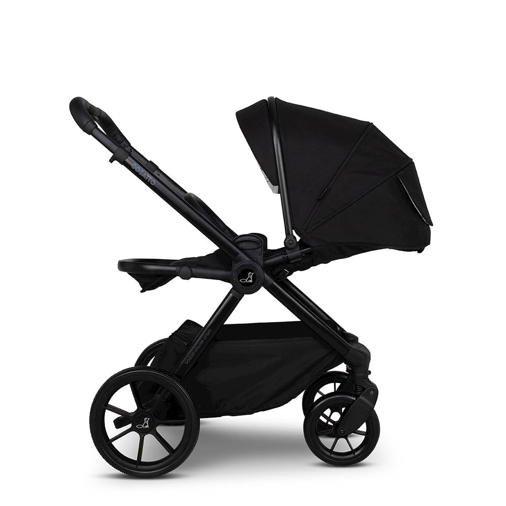Cosatto Kinderwagen Set 3 in 1, Flach liegende Babywanne, Kinderwagenset, R129 Sportsitz, Babyschale und ISOFIX Basis, Wickeltasche & Regenschutz, 0-25kg (Foxed)