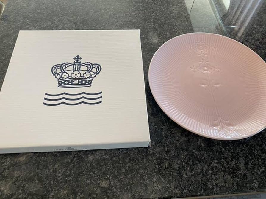 ロイヤルコペンハーゲン　フラワーエンブレム　プレート　ピンク　２枚セット Amazon.co.jp: ロイヤルコペンハーゲン ピンク フラワーエンブレム