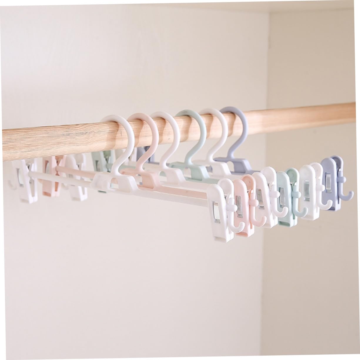 10 grucce antiscivolo in plastica bianca con clip regolabili, salvaspazio, leggere, multifunzionali, per cappotti, pantaloni e abiti
