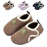 Douces et confortables : les pantoufles pour enfants sont fabriquées en peluche douce et dotées d'une doublure chaude qui assure un confort tout au long de la journée et garde les petits pieds au chaud pendant les froides journées d'hiver.