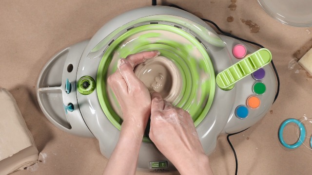 MindWare Pottery Wheel & 7.5 Pounds Air-Dry Clay Pottery Kit view 3