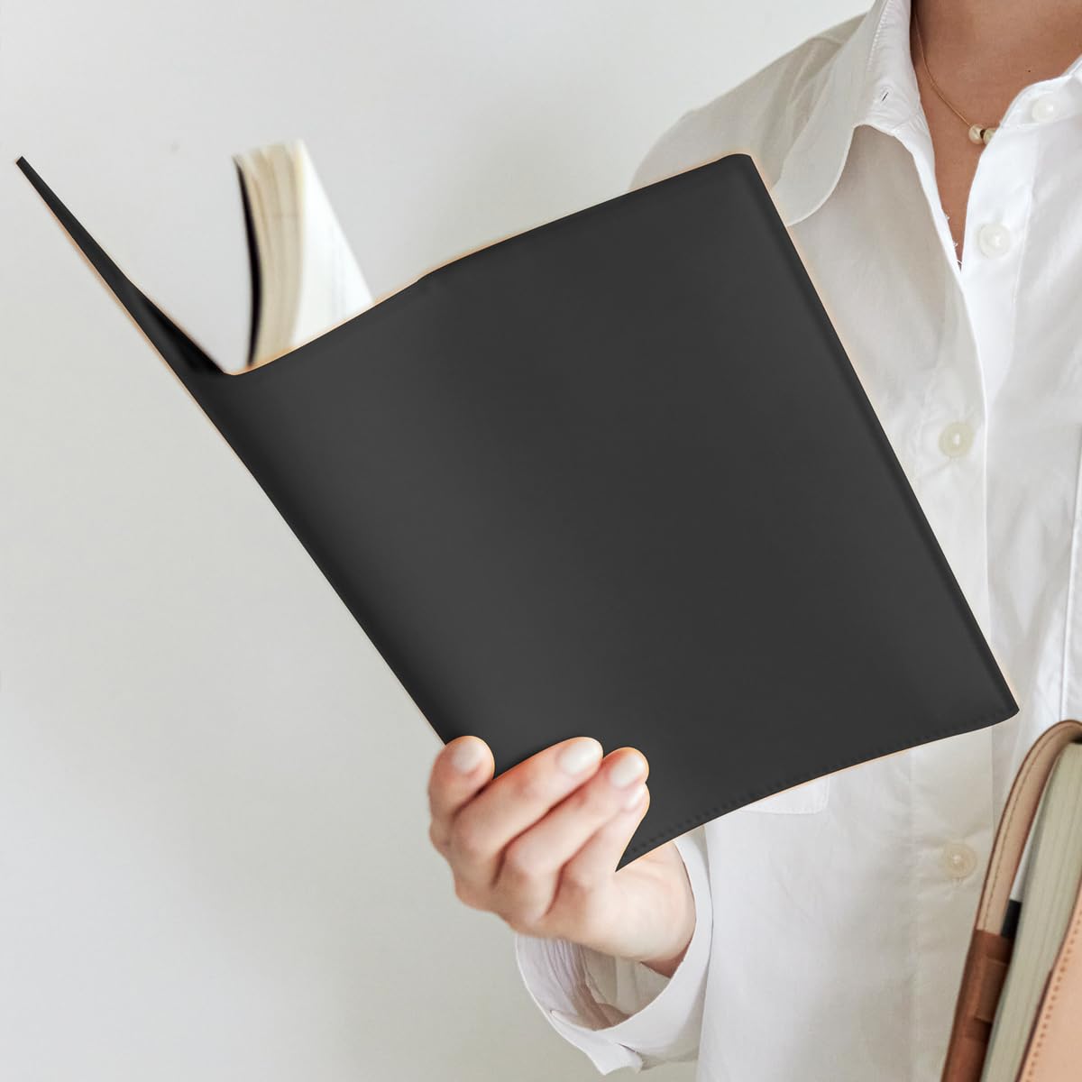 Funda para Libro de Cuero Vegano, con 3 Bolsillos y Banda Elástica, Se Adapta a Novelas, Ensayos y Diario A5/B6, Privacidad para Lectura, Color Negro Espresso