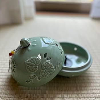 秀楽 在銘　鏡蓋 根付「貧乏長屋の夏の夕景 豚型蚊遣り器の図」 秀楽 在銘 鏡蓋 根付「貧乏長屋の夏の夕景 豚型蚊