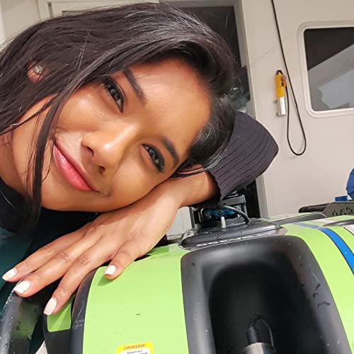 How does one go from Down de Islands to Marine Scientist in UAE?