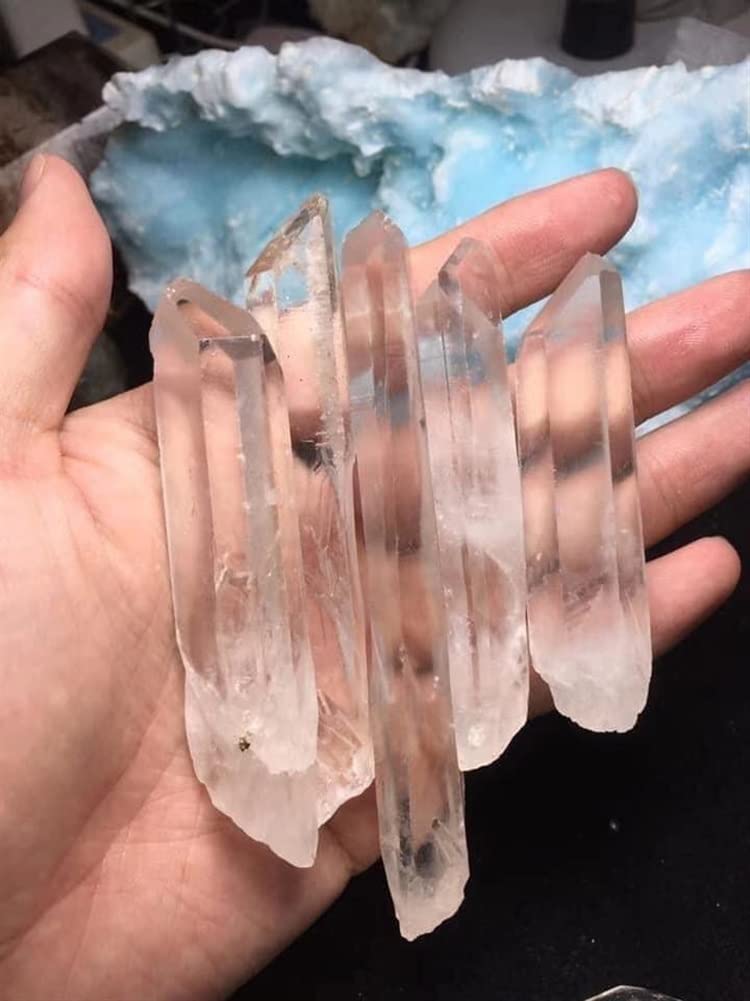 Cristal clair naturel en pointe brute pour créer une ambiance zen dans votre salon