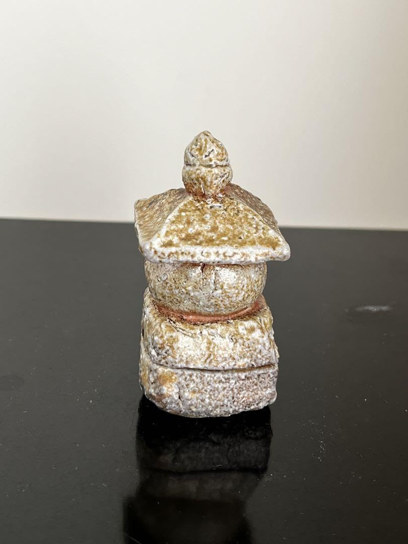 岸野寛　伊賀焼〆香合　京都思文閣個展　共箱　五輪塔　茶道　茶道具　陶芸 Amazon.co.jp: 岸野寛 伊賀焼〆香合 京都思文閣個展 共箱 五輪塔