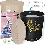 Lo más sorprendente de los regalos: regala un regalo excepcional, simboliza de maravilla tu apego y sorprende a la persona que te importa. Este maravilloso estuche de madera contiene una gran vela perfumada de creador, con una joya adornada con cristales Swarovski: para decir «Je t'aime», con un sutil toque de originalidad.