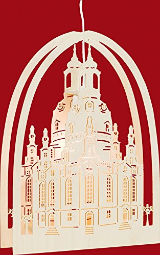 Décoration de fenêtre église pour illuminer votre salon chaleureux