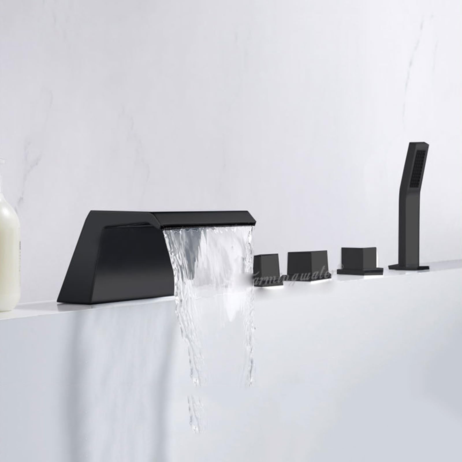 Robinet de bain cascade avec douchette mitigeur de baignoire noir sur gorge