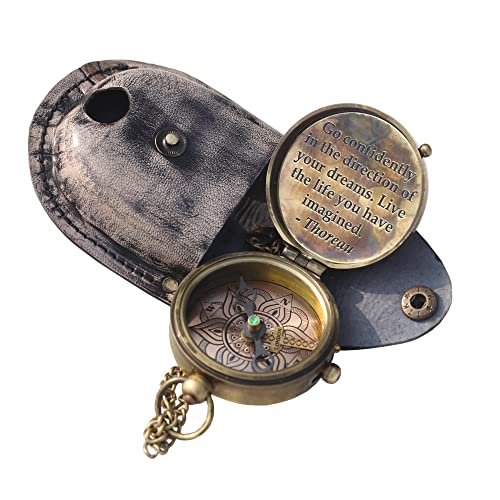 Brújula grabada de latón con cadena y funda de cuero miniatura 1