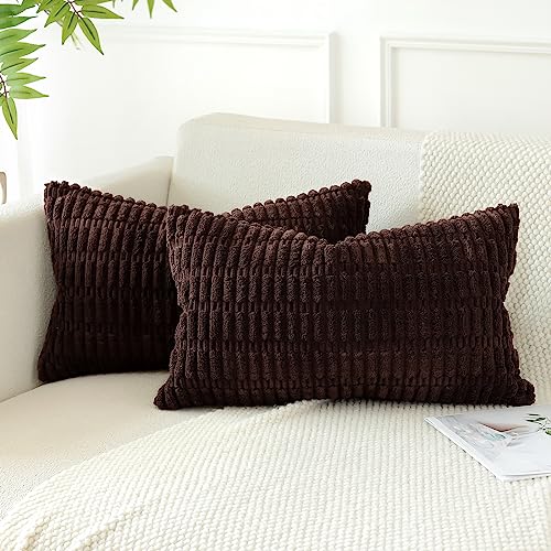 Housses de coussin velours côtelé marron doux contre les canapés ternes