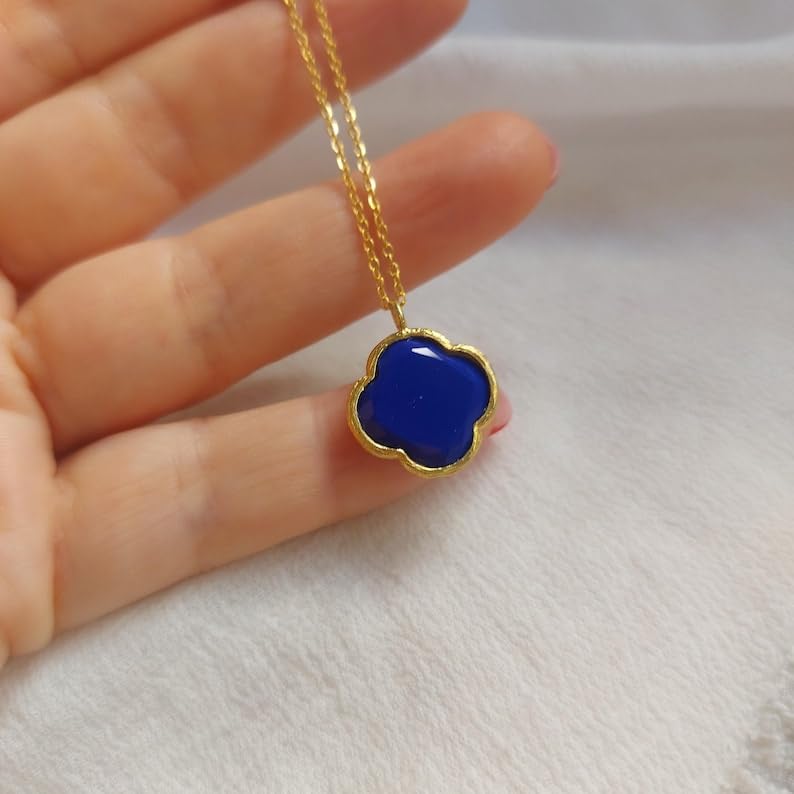 Collier trèfle en lapis-lazuli et argent 925, un bijou de lithothérapie d'exception