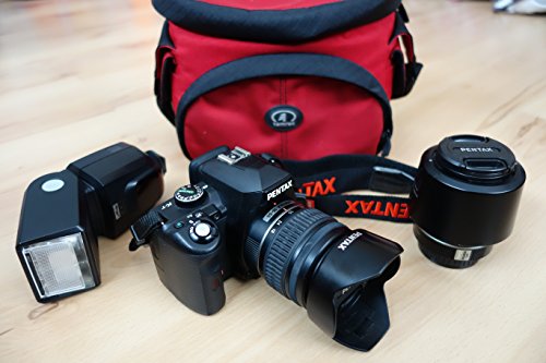 Contenuto della confezione: fotocamera digitale Pentax K-R SLR, obiettivo DA 18 – 135 mm, batteria agli ioni di litio, caricatore batteria, cavo di rete, cavo USB, cinghia, copertura del flash, conchiglia oculare, coperchio della custodia, software