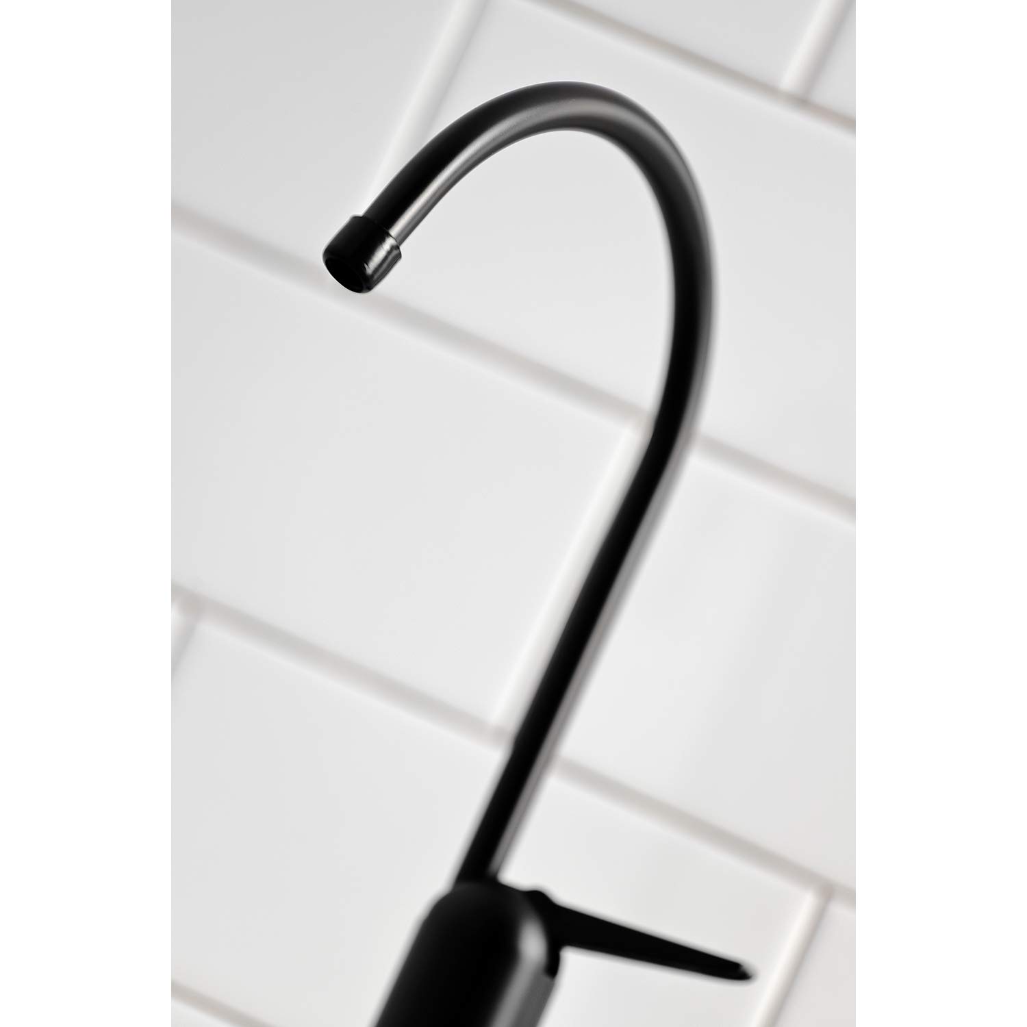 Kingston Brass K6190 Americana Grifo de filtración de agua de una sola manga, negro mate