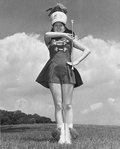 Posterazzi - Póster con imagen en ángulo bajo de un tambor de Majorette con una batón giratoria en un campo y póster sonriente, 24 x 36